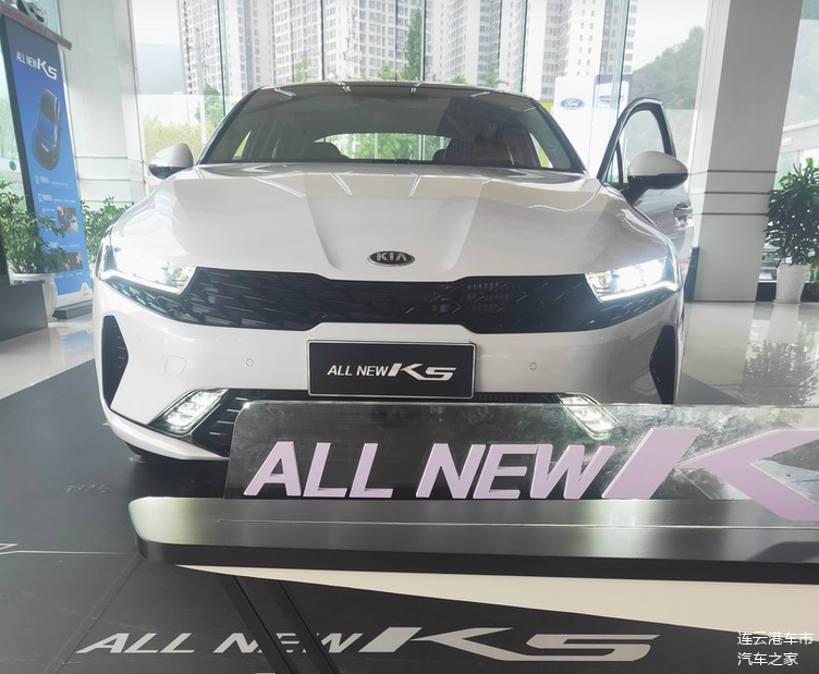 店内实拍2020款k5凯酷!白色车身质感足,配1.5t/2.0t