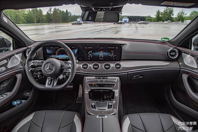 内饰部分,新款梅赛德斯-amg cls 53 4matic 更换了amg专属方向盘,同时