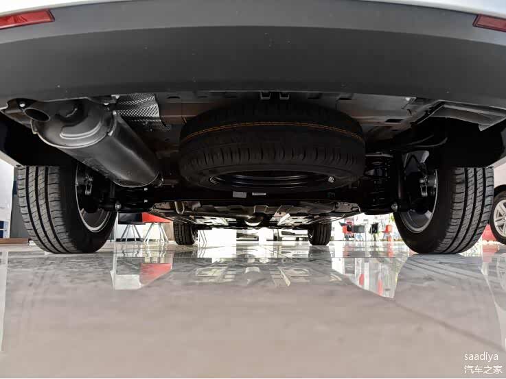 宝骏360底置备胎安全驾驶更便捷