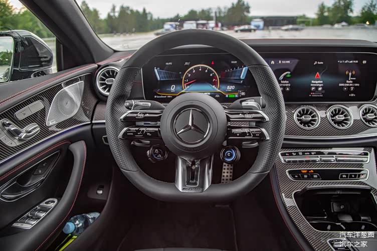 内饰部分,新款梅赛德斯-amg cls 53 4matic 更换了amg专属方向盘,同时