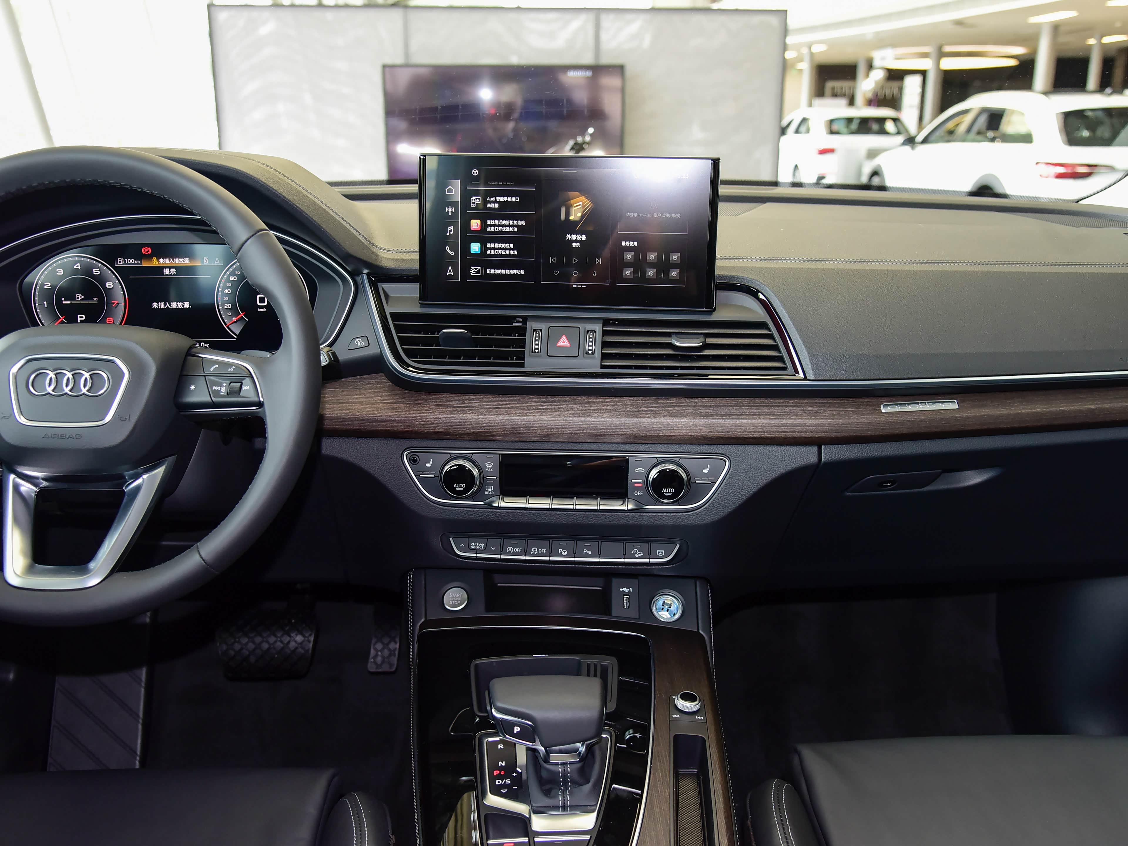 1英寸中控屏,前排座椅电动调节,电动后备厢,倒车影像,前后倒车雷达,定