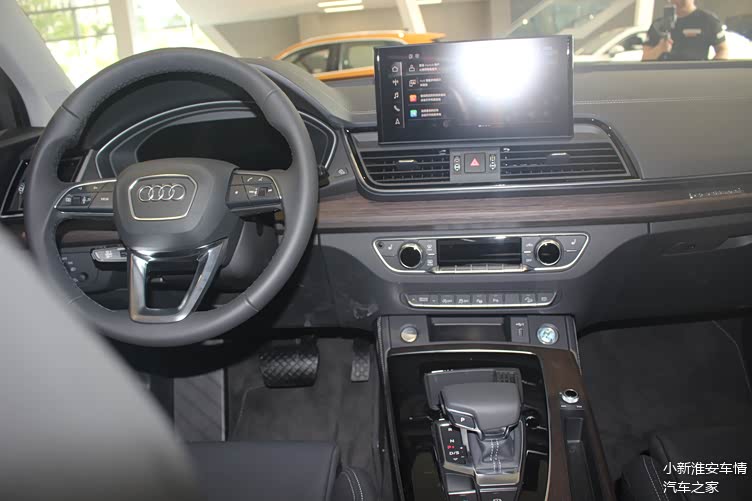 探店2021款奥迪q5l,外观更运动,内饰小改款,2.0t动力充沛!