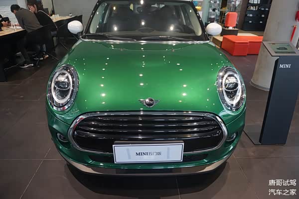 mini cooper五门版到店实拍,绿色涂装显得非常的年轻时尚.