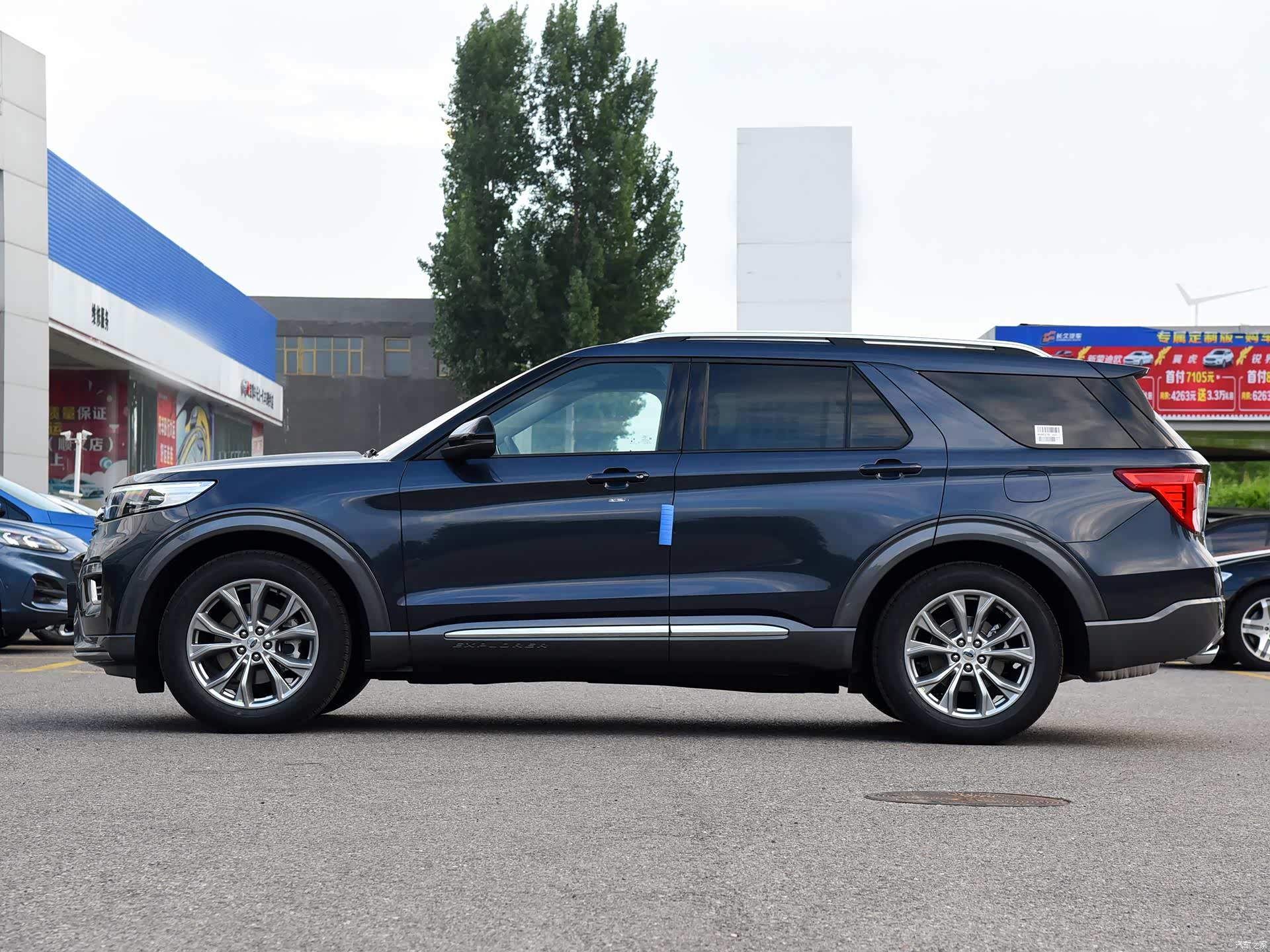 又一美式大块头车长5米宽2米365马力10at后排能当床