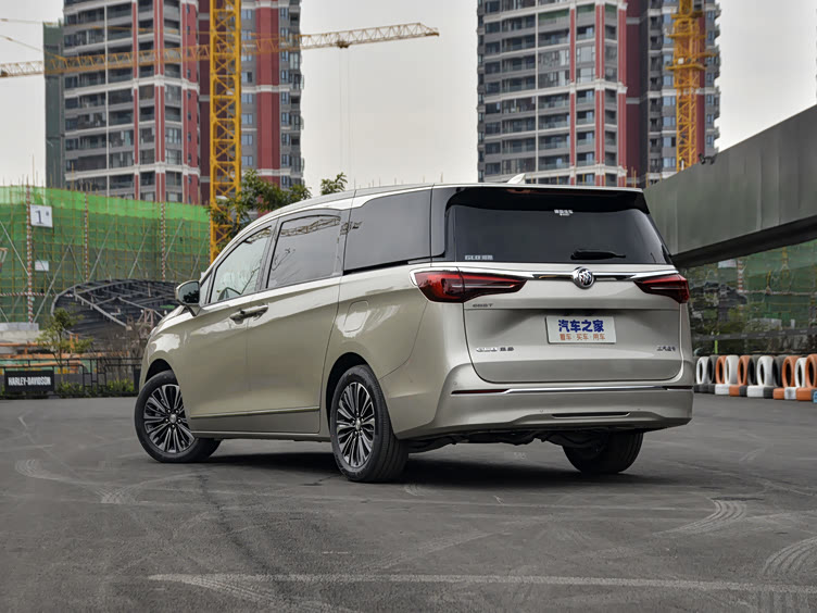 引自汽车之家图库别克gl8是一款中大型mpv,车身尺寸较大,内部空间宽敞