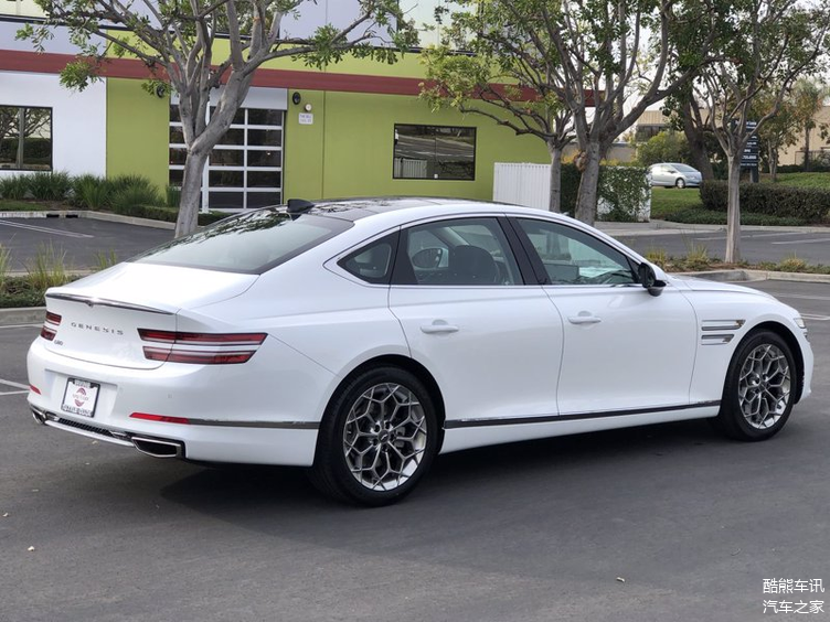 采用白色车身设计,新款捷尼赛思g80实车图,气场不输bba车型!