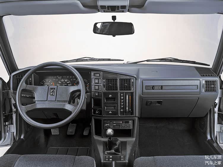 捷达差异不大,但仔细看就能发现,标致505的内饰拥有更多弧度