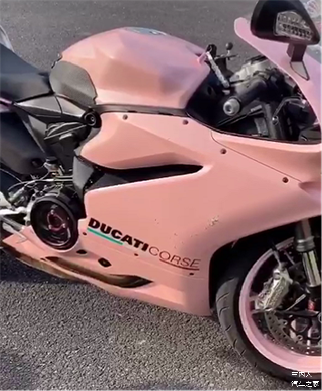 "樱花粉"杜卡迪959,国内首台,排量955cc,还改了透明离合盖