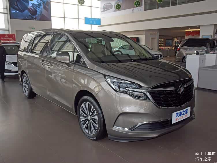 外观方面,2021款别克gl8的外观造型延续了别克家族式的设计风格,整体