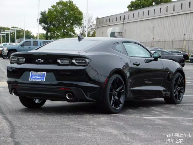 2020款雪佛兰科迈罗黑武士肌肉跑车回头率高