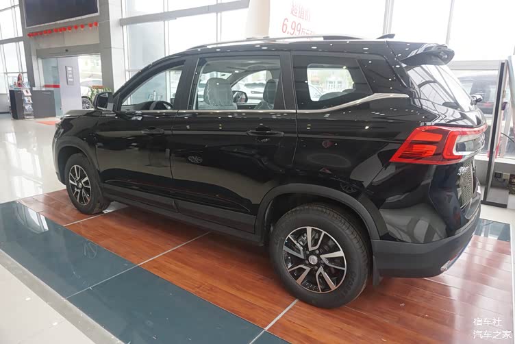 2021款东风风行t5实车到店黑色车身很大方动力充沛价格稳定