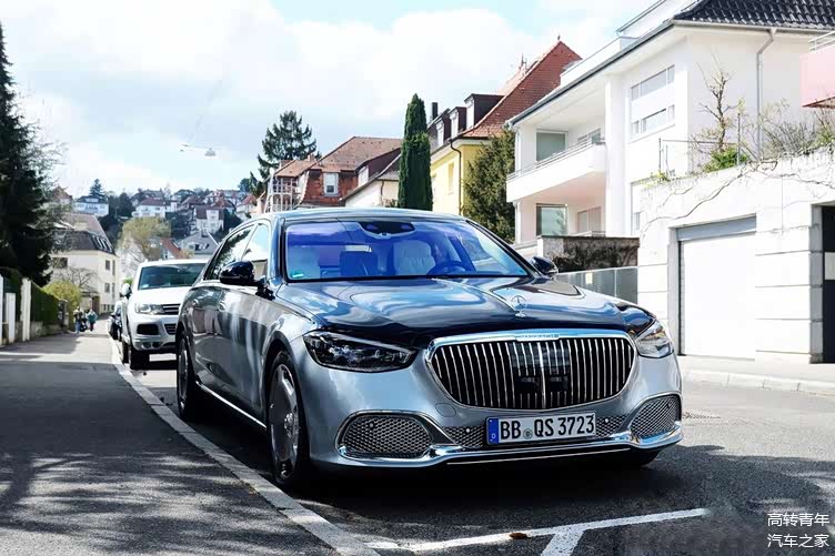 全新迈巴赫s级街边实车双色车身气场超强