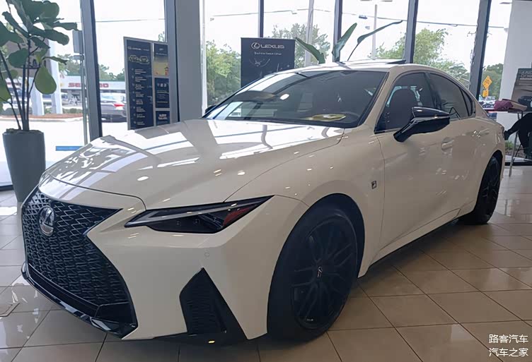 雷克萨斯全新is 350 f sport到店实拍图曝光 搭载3.5lv6引擎