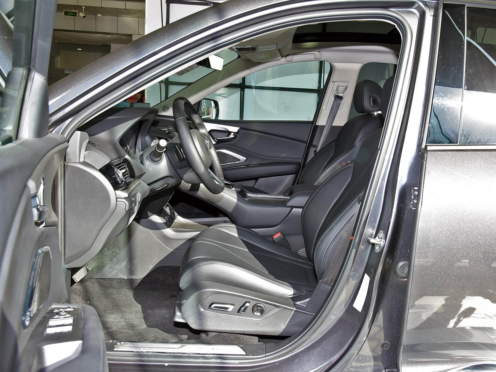 既有舒适大空间又有运动风小哥带你看讴歌rdx