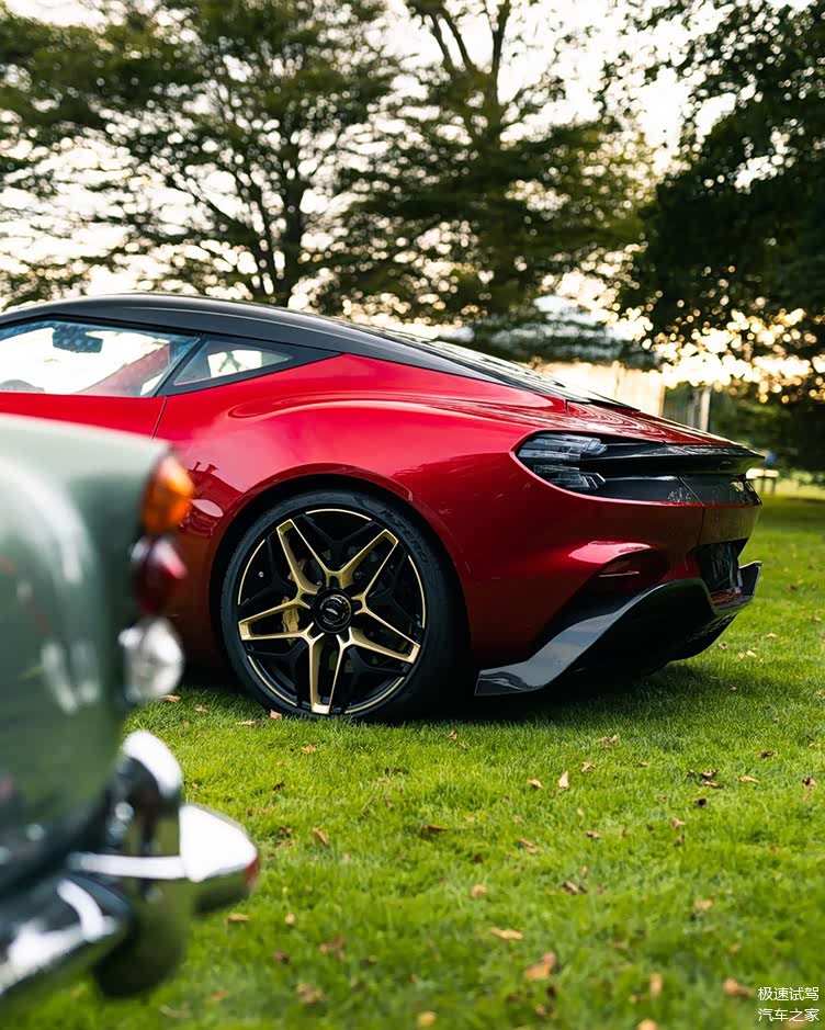 阿斯顿马丁dbsgtzagato海外实车实拍照外形十分优雅大气