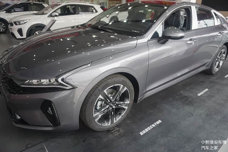 2020款起亚k5凯酷到店,灰色涂装很时尚,内饰高级,价格还降了