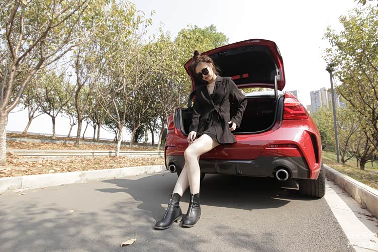 玩车妹和她的宝马1系在最好的年纪拥有最好的你