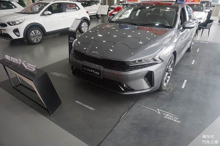 2020款起亚k5凯酷实车到店灰色车身很运动动力强劲价格降了