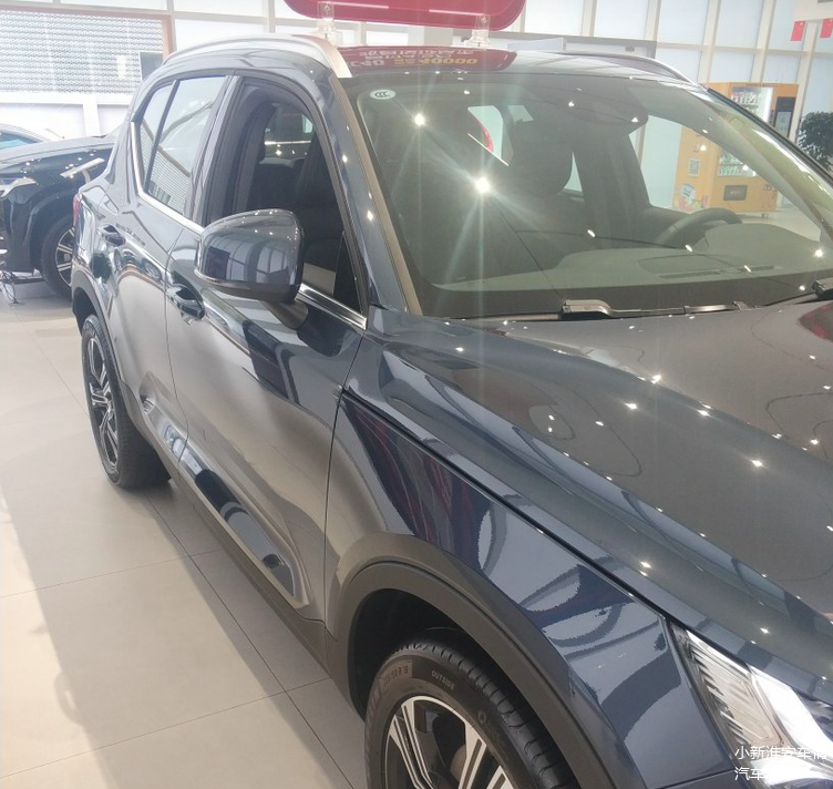 探店拍2021款沃尔沃xc40,牛仔蓝色涂装很年轻,配置完善,心动吗