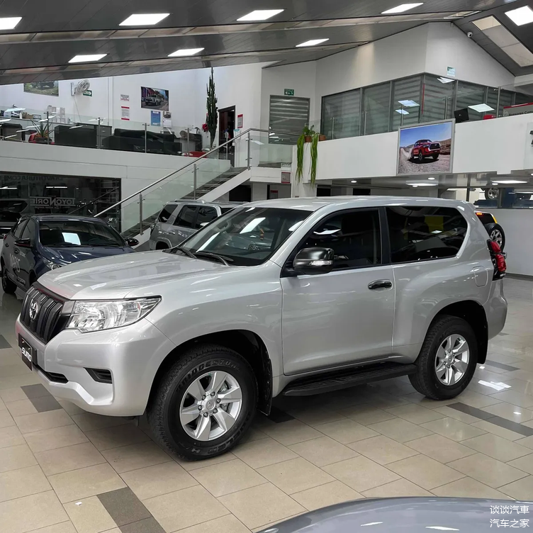 丰田普拉多双门版,一款很硬朗又很有越野范的suv,网友:很炫酷