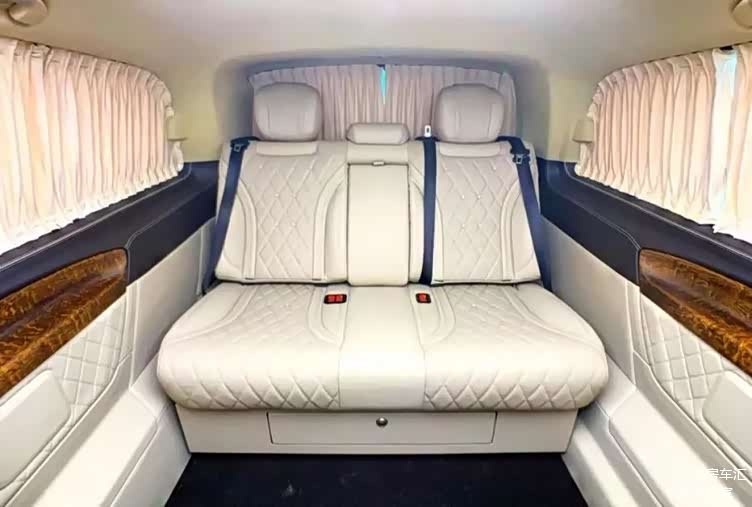 奔驰七座豪华商务车