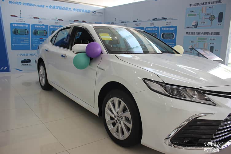 2021款丰田凯美瑞到店白色车身很少见内饰更高级动力流畅