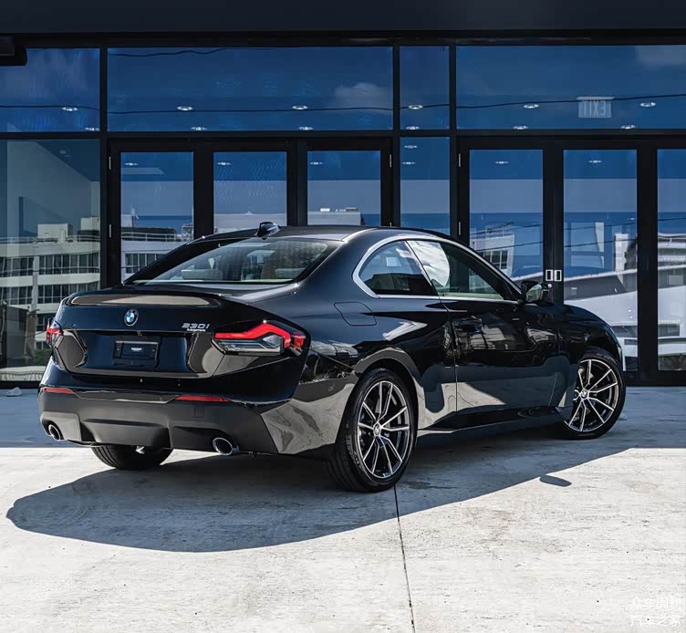 纯黑配色配置丰富全新宝马2系双门轿跑车230i实车