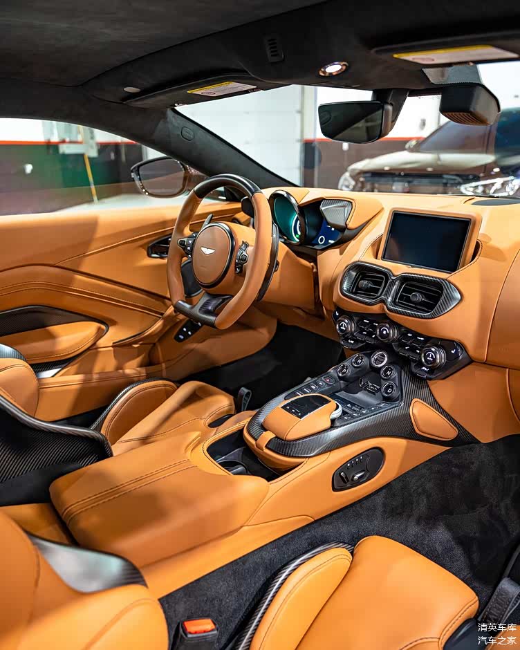 来到内饰,v12 vantage与v8车型相比没有太多变化,方向盘以及t字区域等