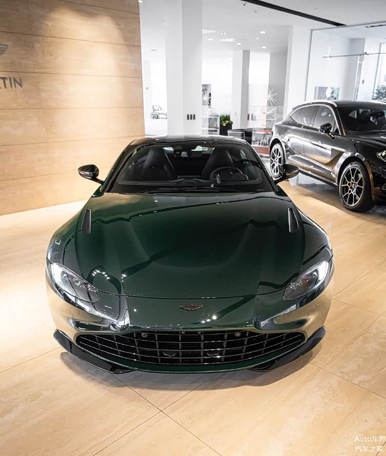 英国赛车绿7速手动挡阿斯顿马丁vantage实车