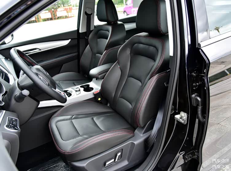 swm斯威g01荣耀版在内饰设计方面也未发生变化,整体风格简洁利落,有着