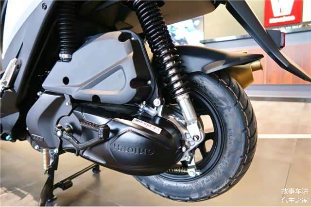 豪爵带"鸟嘴"的跨界踏板,大座桶大油箱油耗2.2l,9580元