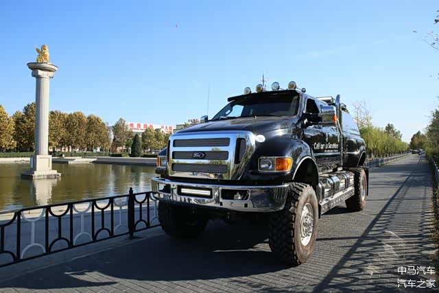 而这辆福特f650(参数|询价)的尺寸要比常见的福特猛禽还要大一圈,整车