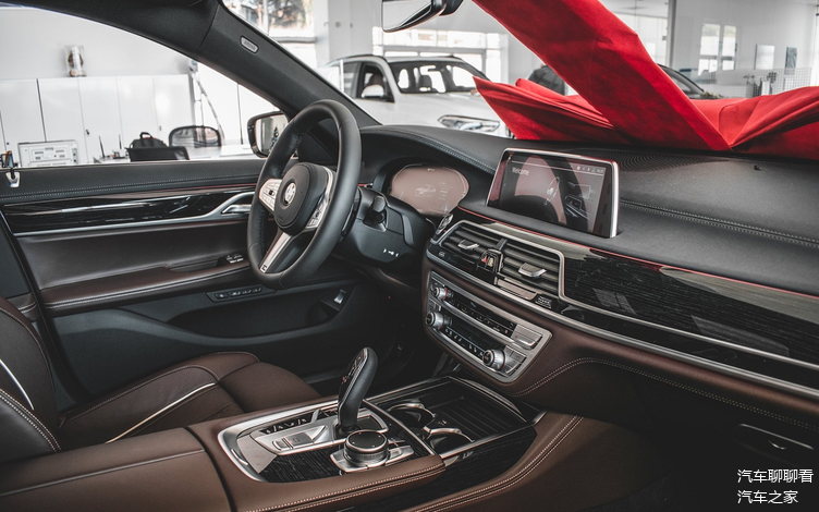 新款宝马745le海外到店实拍!霸气侧漏的外观,还更省油!