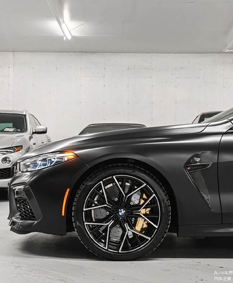 终极梦想车型磨砂黑武士宝马m8雷霆版四门轿跑实车