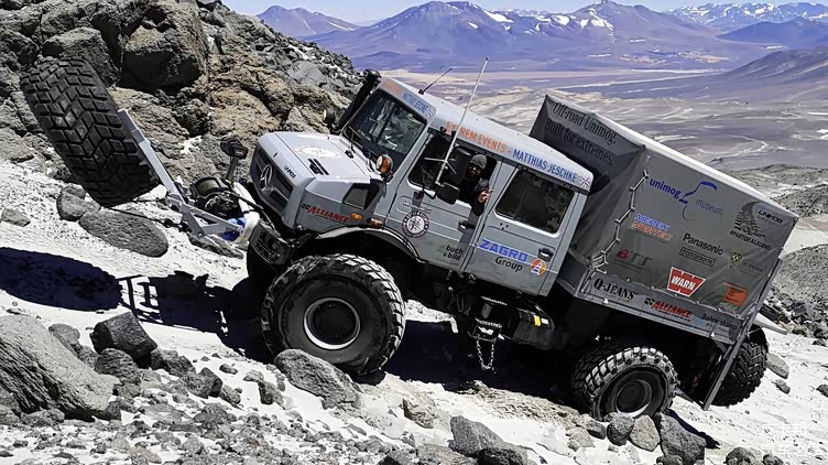 就在1月份,为了证明乌尼莫克是最强的越野车,两辆经过奔驰特殊改装的