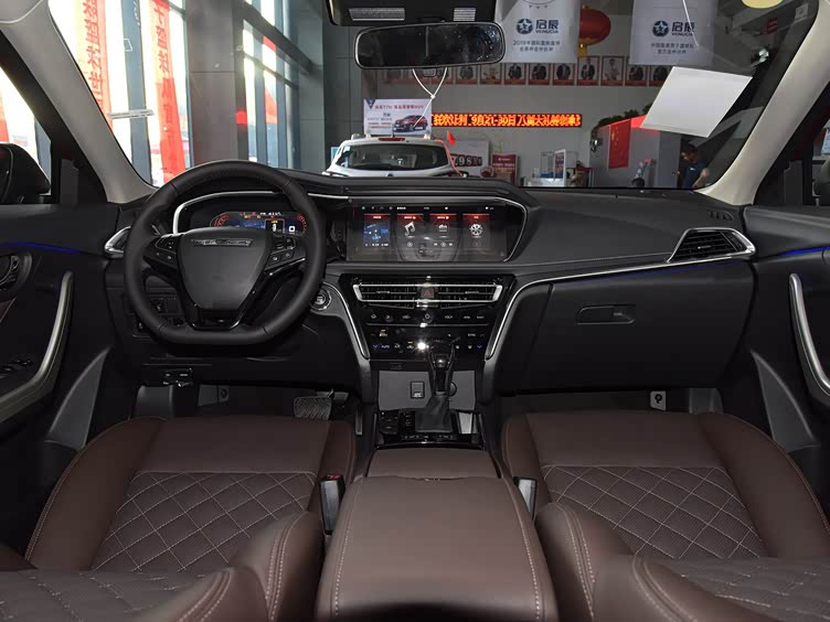 新车中控屏下方的空调出风口由现款的多边形造型变为了倒梯形的设计