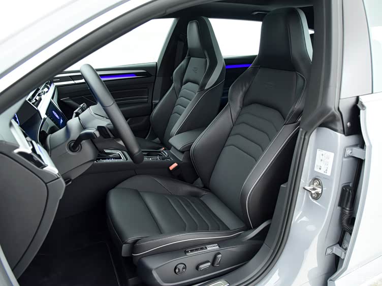 来到内饰,arteon sr与国产版cc猎装车型没有太大区别,依旧延续大众