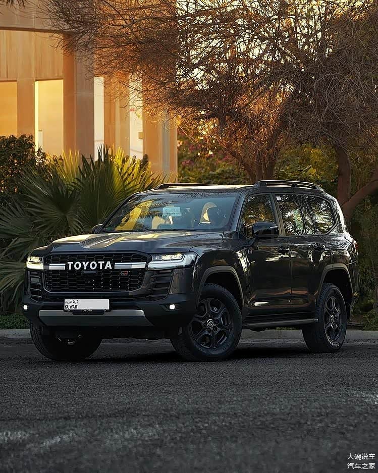 颜值爆表运动感很强丰田兰德酷路泽grsport海外街拍