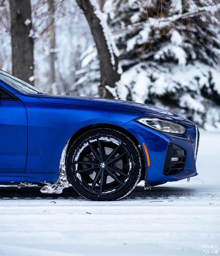 雪天旅行滨海湾蓝全新宝马430i气质十分出众