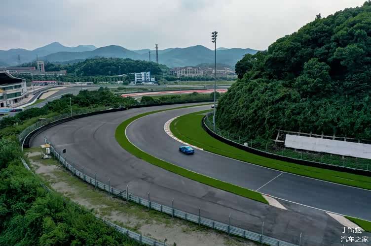 赛车场是国内首个创新综合性赛车运动目的地,是专业的fia 二级赛道