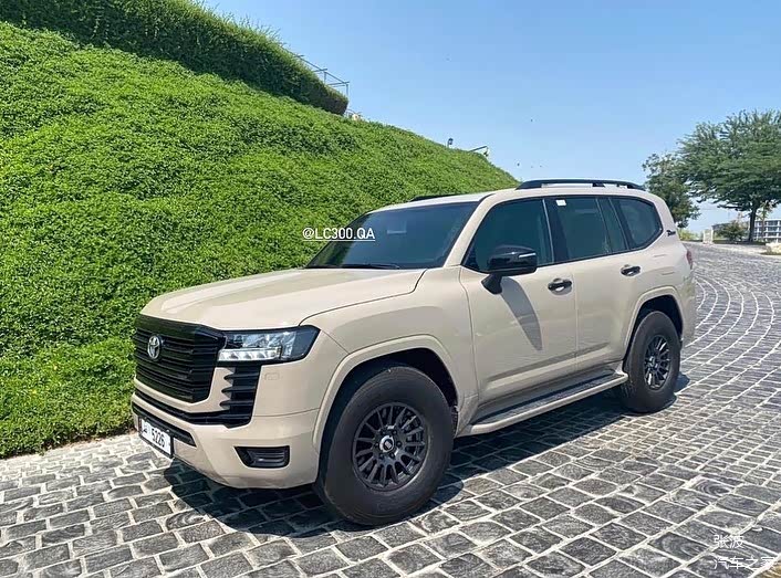 全新兰德酷路泽海外街拍帅气的运动设计