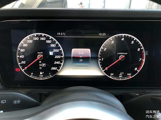 奔驰g500银色外观非常的耐看