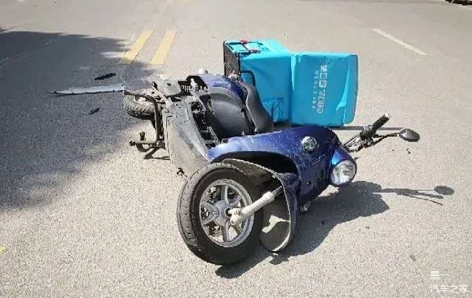 民警接到报警后立即赶往现场勘察,两辆电动自行车分别倒在道路中心线