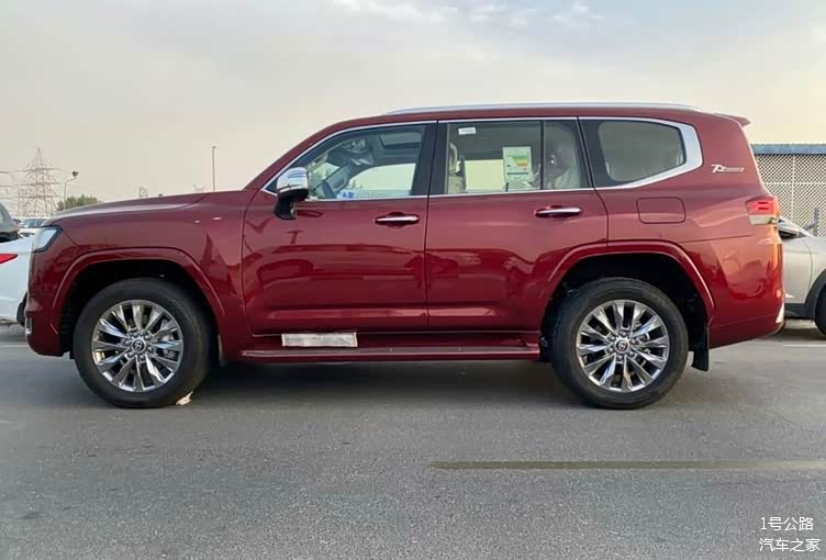采用红色涂装全新丰田兰德酷路泽海外街拍大气又有运动气质