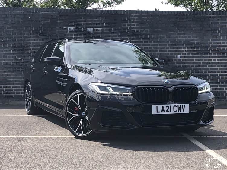 新款宝马540i旅行版实车全黑涂装运动感很强