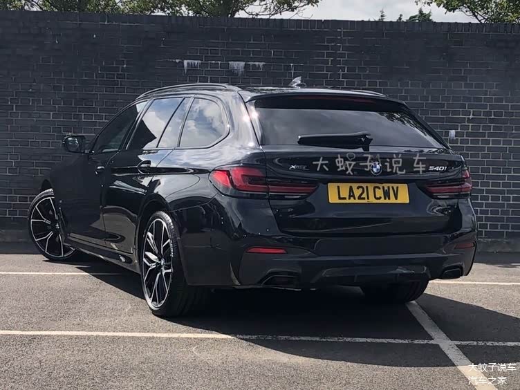 新款宝马540i旅行版实车全黑涂装运动感很强