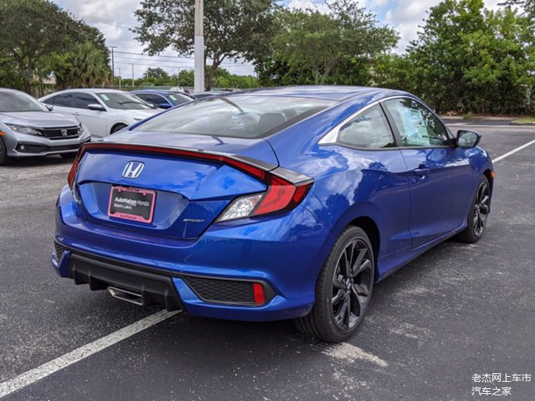 本田思域双门轿跑很有跑车范回头率高