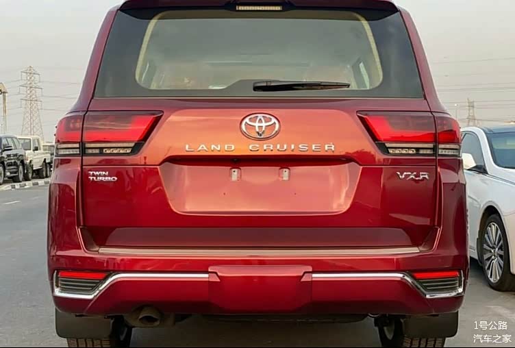 采用红色涂装全新丰田兰德酷路泽海外街拍大气又有运动气质