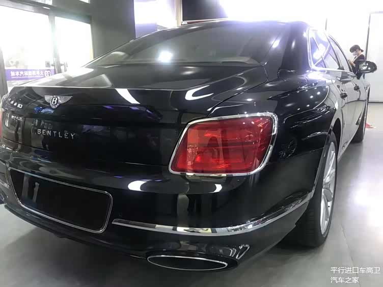 尾灯排气管2021款宾利飞驰w12用的w12发动机是6.