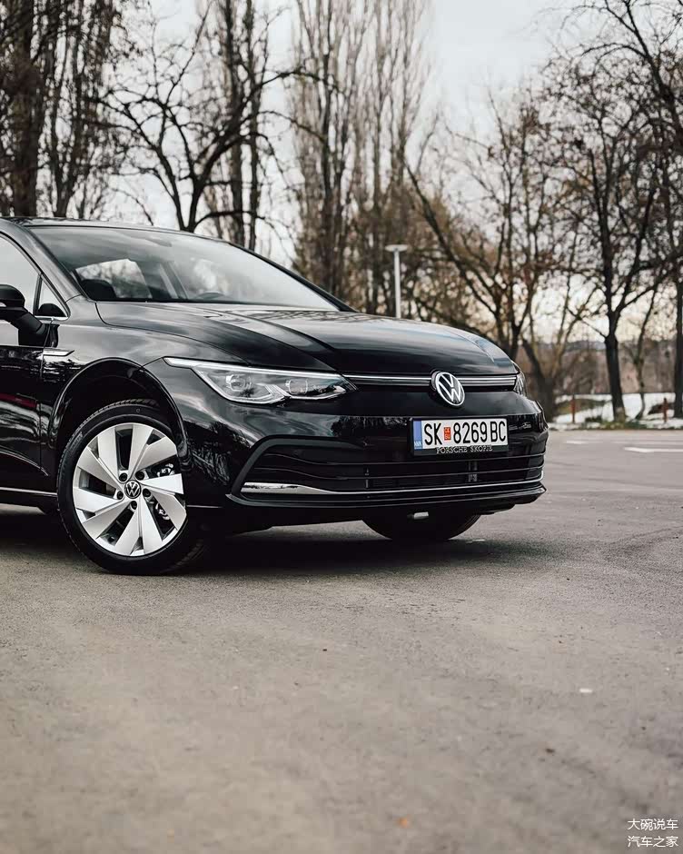 黑色的很大气比速腾更漂亮全新大众高尔夫实车